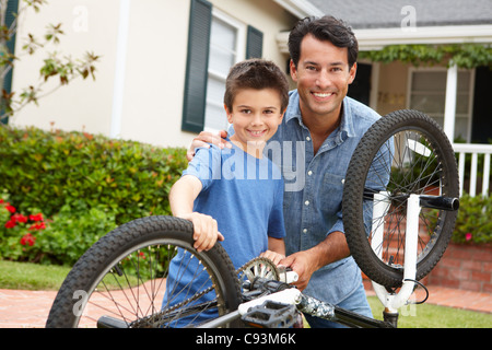 Père et fils vélo fixation Banque D'Images