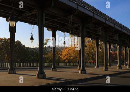 Le Pont de Bir-Hakeim, anciennement le Pont de Passy, Paris, France. Pont en acier sur la Seine avec deux niveaux. Banque D'Images