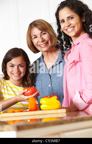 Mère et fille,la cuisine grand-mère Banque D'Images