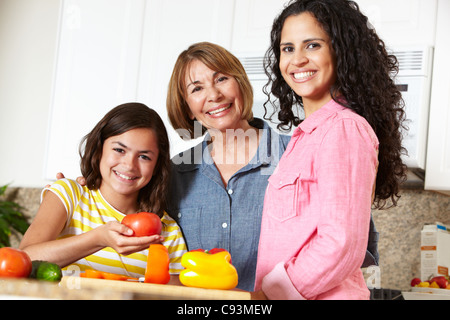 Mère et fille,la cuisine grand-mère Banque D'Images