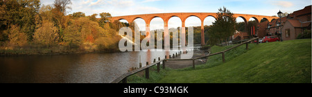 Ancien viaduc ferroviaire victorien désaffecté sur la rivière Esk près de Whitby. Banque D'Images