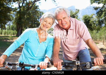 Senior couple on country bike ride Banque D'Images