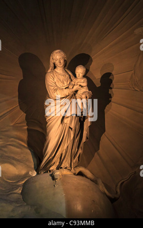 Statue de Vierge à l'enfant par Jean-Baptiste Pigalle dans la chapelle (La Chapelle de la Vierge) à St Sulpice, Paris, France Banque D'Images