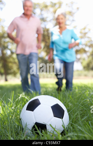 Senior couple playing football Banque D'Images
