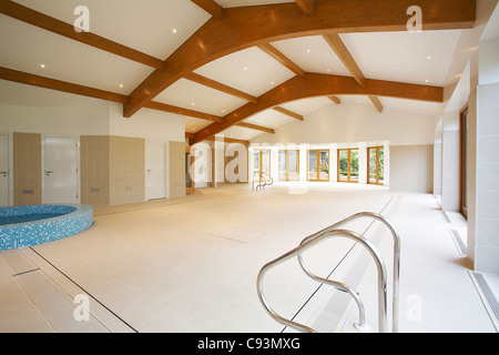 Piscine dans une maison qui a un sol en carrelage hydraulique. Banque D'Images