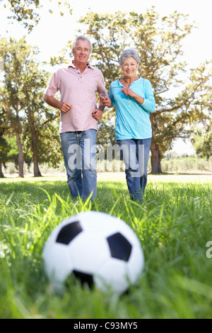 Senior couple playing football Banque D'Images