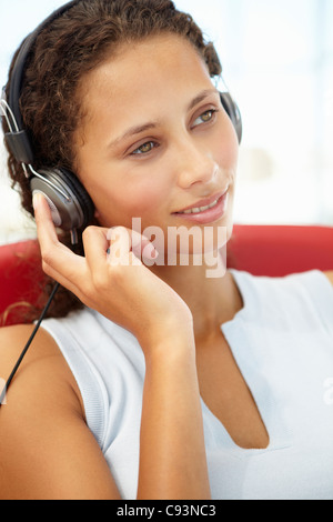 Jeune femme avec un casque Banque D'Images