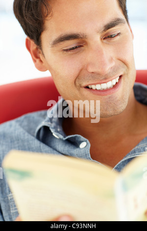 Young man reading a book Banque D'Images