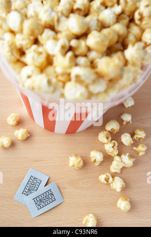 Les billets de cinéma et popcorn Banque D'Images