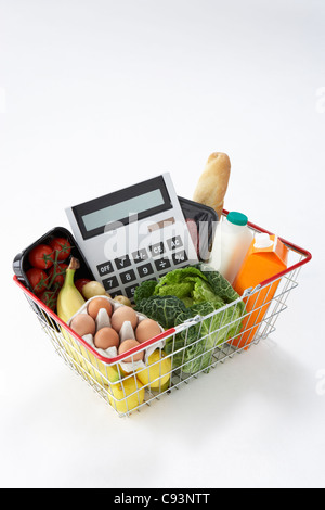 Panier de provisions et calculatrice Banque D'Images