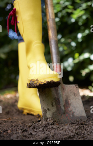 Femme creuser dans jardin Banque D'Images