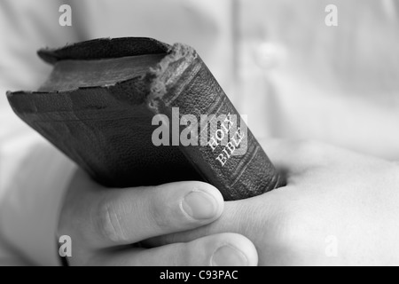 Young man holding bible Banque D'Images