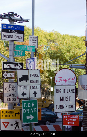 La signalisation routière de la confusion dans la ville de New York Banque D'Images