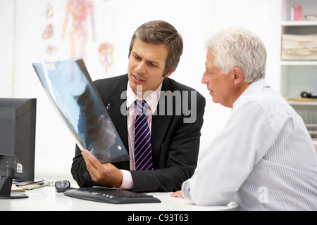 Doctor with senior patient Banque D'Images