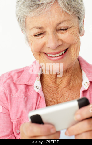 Senior woman using mobile phone Banque D'Images