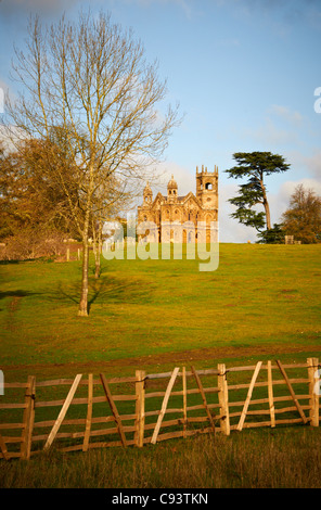 Lumière d'automne sur temple gothique dans la région de Stowe Gardens en Amérique du Buckinghamshire. Soleil bas sélectionne les champs et clôtures Banque D'Images