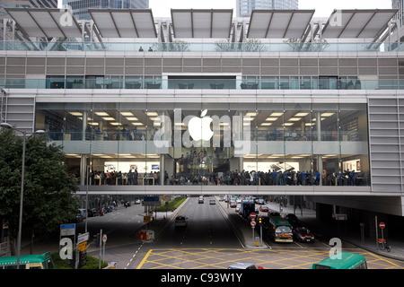 Lancement de l'Apple iPhone 4S au phare de l'entreprise magasin de détail dans le centre financier international (SFI) Mall, Hong Kong, Chine, 11 novembre 2011. Plus de sécurité et de police ont été appelés à l'événement, comme plus de 3 000 personnes en file d'attente pour acheter l'iPhone 4S. Des échauffourées ont éclaté pendant la nuit dans la file d'attente. Banque D'Images