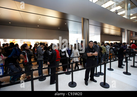 Lancement de l'Apple iPhone 4S au phare de l'entreprise magasin de détail dans le centre financier international (SFI) Mall, Hong Kong, Chine, 11 novembre 2011. Plus de sécurité et de police ont été appelés à l'événement, comme plus de 3 000 personnes en file d'attente pour acheter l'iPhone 4S. Des échauffourées ont éclaté pendant la nuit dans la file d'attente. Banque D'Images