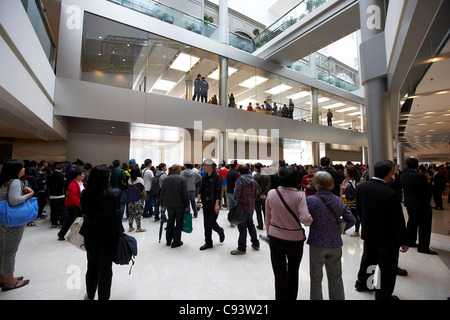 Lancement de l'Apple iPhone 4S au phare de l'entreprise magasin de détail dans le centre financier international (SFI) Mall, Hong Kong, Chine, 11 novembre 2011. Plus de sécurité et de police ont été appelés à l'événement, comme plus de 3 000 personnes en file d'attente pour acheter l'iPhone 4S. Des échauffourées ont éclaté pendant la nuit dans la file d'attente. Banque D'Images