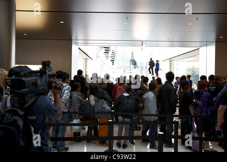 Lancement de l'Apple iPhone 4S au phare de l'entreprise magasin de détail dans le centre financier international (SFI) Mall, Hong Kong, Chine, 11 novembre 2011. Plus de sécurité et de police ont été appelés à l'événement, comme plus de 3 000 personnes en file d'attente pour acheter l'iPhone 4S. Des échauffourées ont éclaté pendant la nuit dans la file d'attente. Banque D'Images