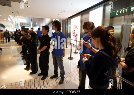 Lancement de l'Apple iPhone 4S au phare de l'entreprise magasin de détail dans le centre financier international (SFI) Mall, Hong Kong, Chine, 11 novembre 2011. Plus de sécurité et de police ont été appelés à l'événement, comme plus de 3 000 personnes en file d'attente pour acheter l'iPhone 4S. Des échauffourées ont éclaté pendant la nuit dans la file d'attente. Banque D'Images