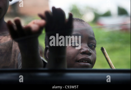 Enfants demandant de l'argent, Kisoro, Sud-Ouest de l'Ouganda, Afrique de l'est. 28/1/2009. Photo: Stuart Boulton/Alay Banque D'Images