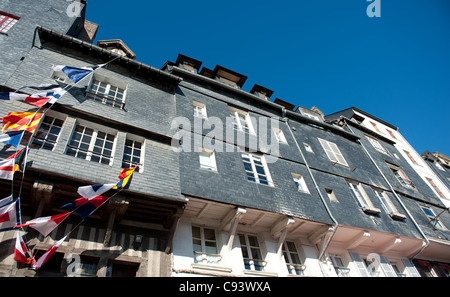 L'Ardoise façades de maisons traditionnelles en bordure de Quai St-Cathérine dans le vieux port, vieux bassin, de Honfleur en Normandie, France Banque D'Images