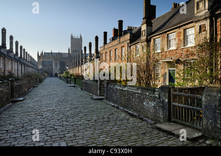 Soleil du matin s'allume dans les maisons des vicaires, près des puits, Somerset, UK Banque D'Images