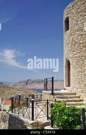 Vues passé un moulin rénové, l'île de Symi, Grèce Banque D'Images