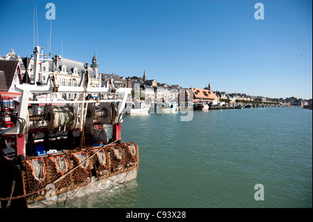 Chalutier, chalutier de pêche, amarré au port de plaisance de la rivière Touques sur la côte fleurie en Normandie, près du marché aux poissons Banque D'Images