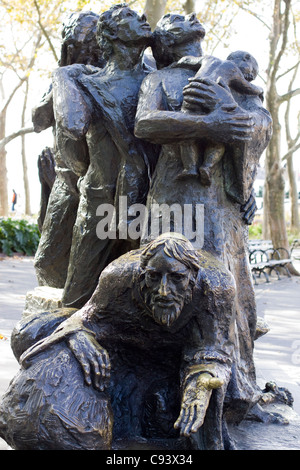 Les immigrants Sculpture dans Battery Park New York USA Banque D'Images