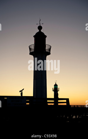 Coucher du soleil à l'estuaire Touques phares sur la Côte Fleurie, à Trouville, en Normandie, France Banque D'Images