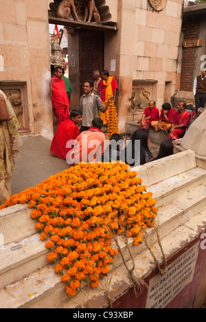 L'Inde, de l'Assam, Guwahati,temple Kamakhya, marigold guirlandes sur la vente à des pèlerins Banque D'Images