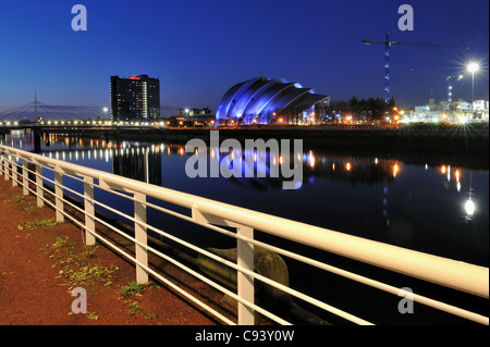 Le soir tombe sur le Clyde Arc (aka le pont aux) sur la rivière Clyde Glasgow. Banque D'Images