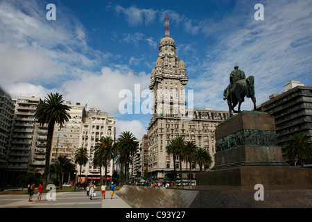 La Plaza Independencia, la place principale de la vieille ville, Montevideo, Uruguay. Banque D'Images