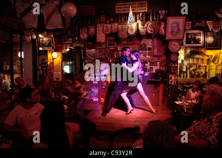 Couple dancing tango à Baar Fun Fun. Montevideo, Uruguay. Banque D'Images