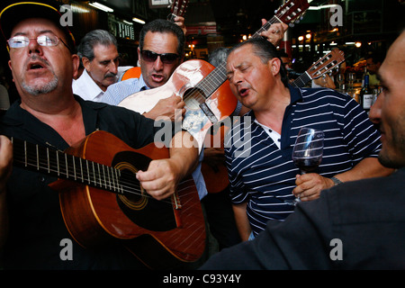 Les gens joueurs de guitare dans un restaurant dans le Mercado del Puerto, Montevideo, Uruguay. Banque D'Images