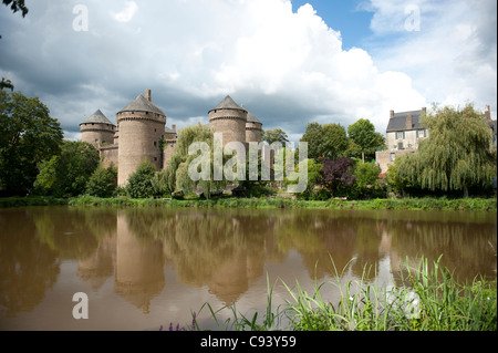 15ème siècle château de Lassay-les-Châteaux, petite cité de caractère en Mayenne dans les pays de la Loire, France Banque D'Images