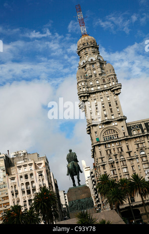 La Plaza Independencia, la place principale de la vieille ville, Montevideo, Uruguay. Banque D'Images