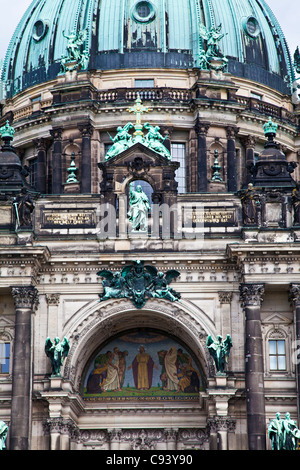 Plan détail de la façade de la cathédrale de Berlin, ou Berliner Dom, Allemagne Banque D'Images