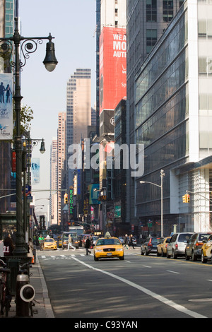 Les rues de New York avec un fameux yellow cab conduisant le long street Banque D'Images
