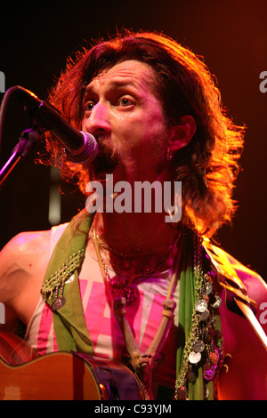 Gogol Bordello, groupe de punk tziganes. Le musicien ukrainien Eugene HÜTZ. Banque D'Images