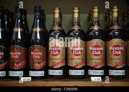 Bouteilles de rhum Havana Club au magasin d'usine de Fabrica de Bebidas Casa Garay à Pinar del Rio, Cuba. Banque D'Images