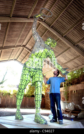 Sculpteur Graeme Gilmour avec ses 20 pieds de haut sculpture de Tim Henman qui est rempli de balles de tennis 3500 Banque D'Images