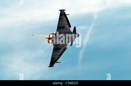 L'Eurofighter Typhoon ses feux de postcombustion pendant son affichage à l'hôtel Shoreham Airshow RAFA Banque D'Images