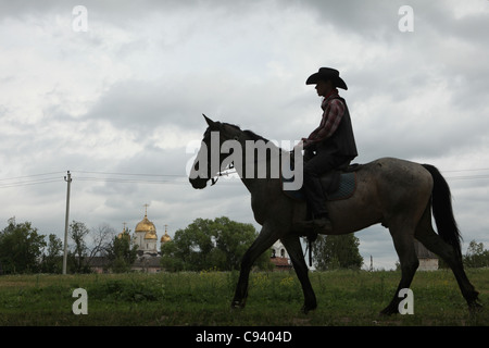 Horse rider en face de l'Luzhetsky monastère fondé en 1408 par Saint Ferapont à Mojaïsk, la Russie. Banque D'Images