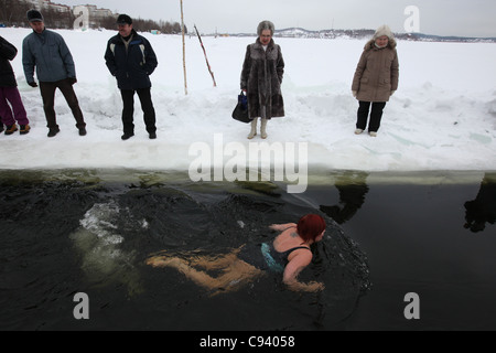 Tournoi dans la natation hivernale sur le Verkh-Neyvinsky étang près de Novouralsk Montagnes de l'Oural, en Russie. Banque D'Images