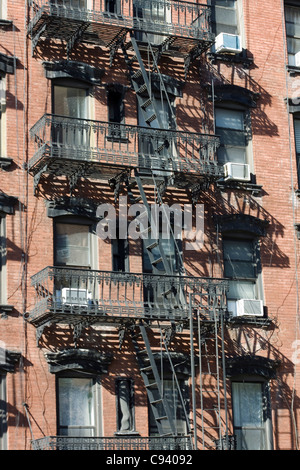 L'escalier de secours d'incendie à l'extérieur de la maisons de gratte-ciel à New York États-Unis Banque D'Images