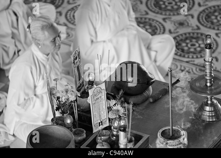 L'Asie, Vietnam, Tay Ninh. Saint-siège caodaïste de Tay Ninh. Les Cao Dai cérémonie dans la salle de prière du Temple divin de ... Banque D'Images