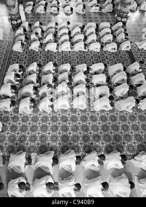 L'Asie, Vietnam, Tay Ninh. Saint-siège caodaïste de Tay Ninh. Les Cao Dai cérémonie dans la salle de prière du Temple divin de ... Banque D'Images